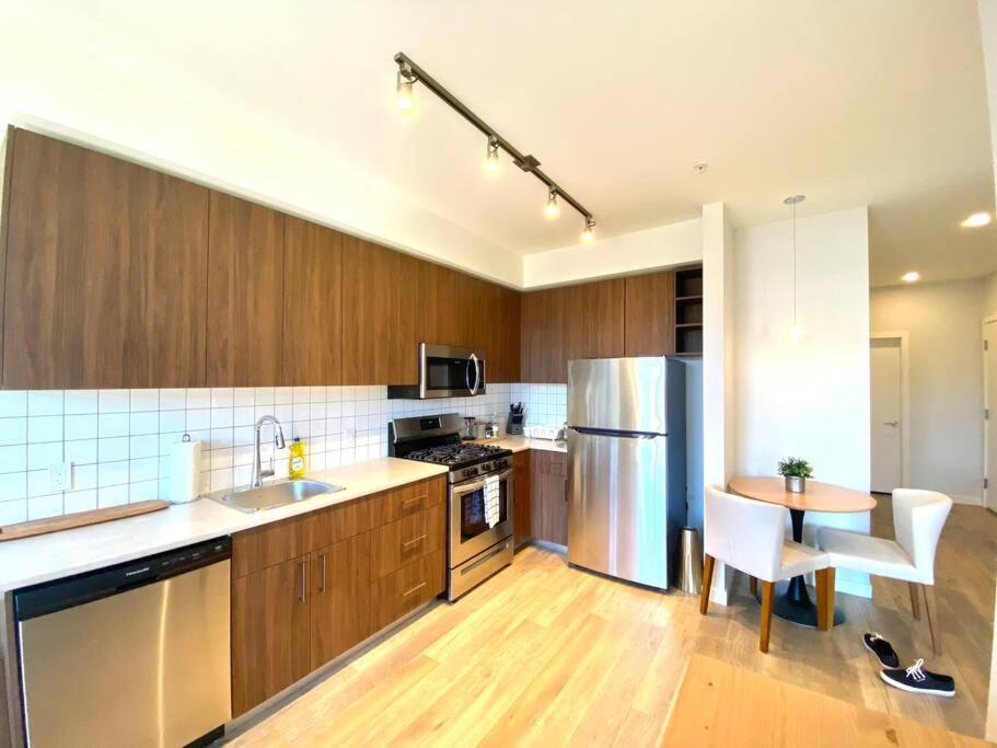Lovely Brand New Condo Сидней Экстерьер фото