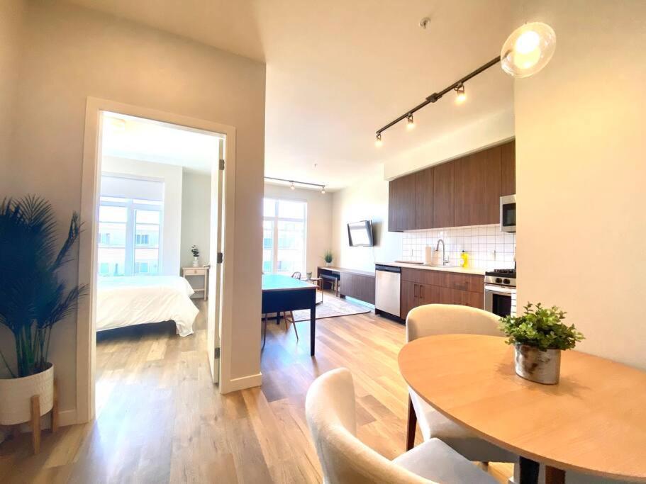 Lovely Brand New Condo Сидней Экстерьер фото